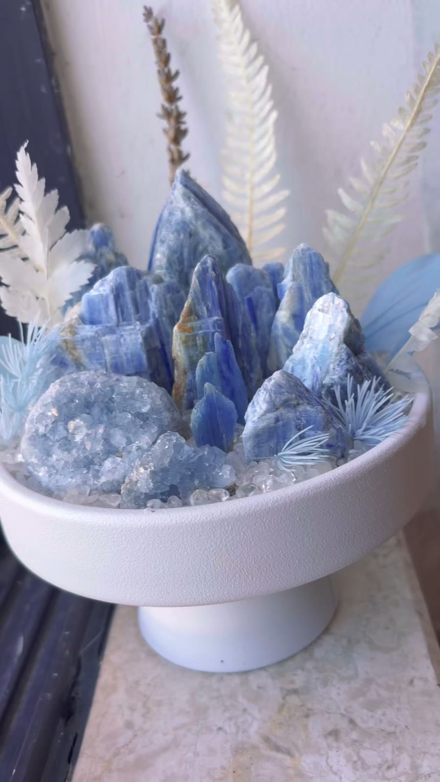 Handgakte Blauwe Kyaniet Kristal Bonsai in Keramische Schaal