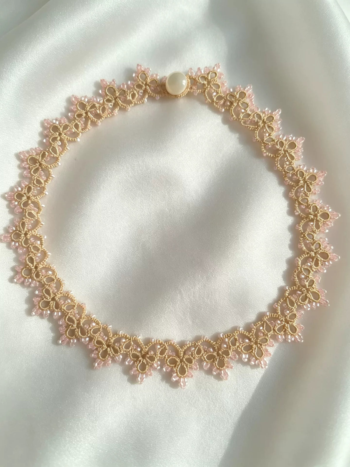 Collana artigianale in pizzo chiacchierino color oro champagne