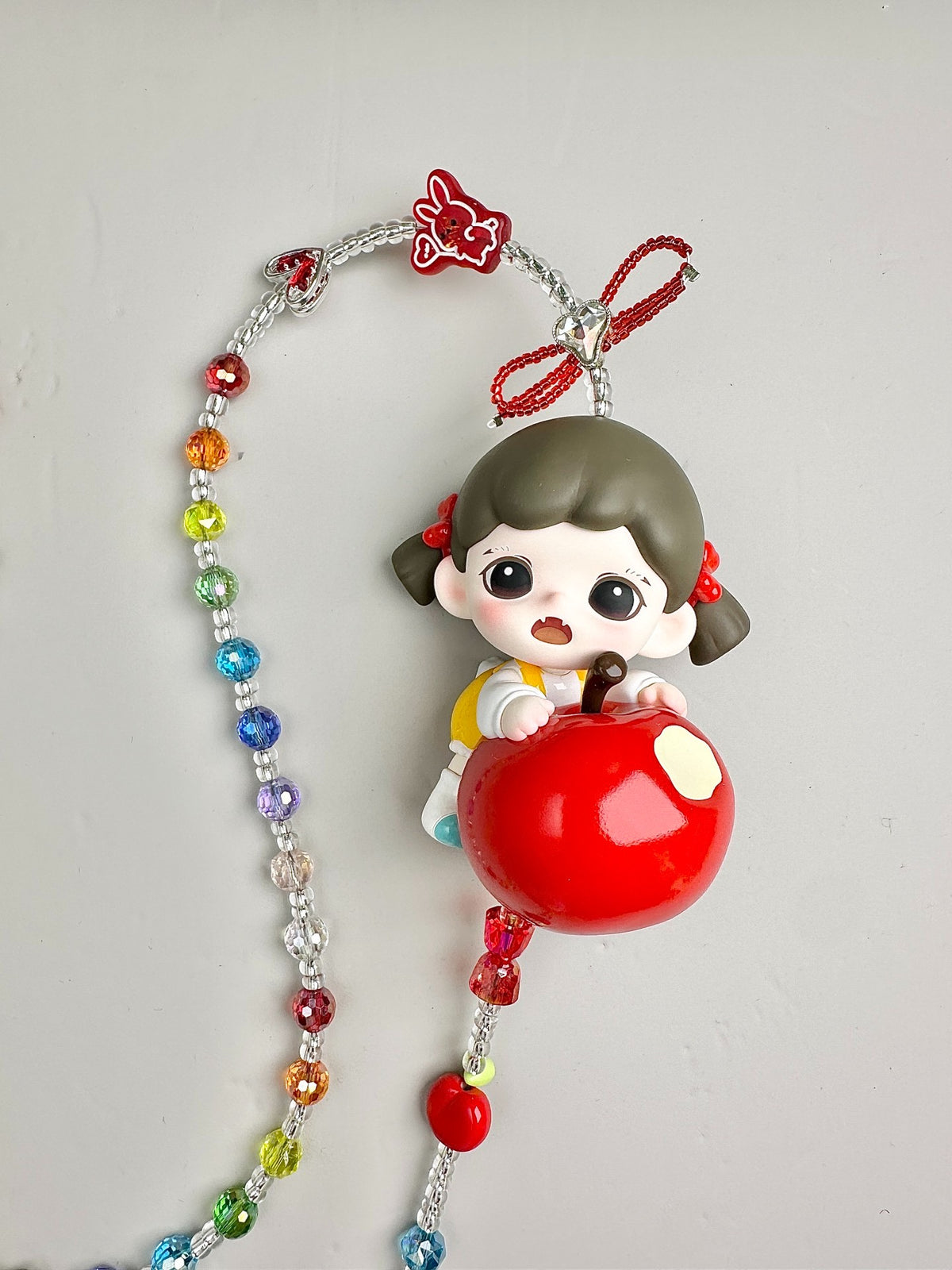 Chaîne de téléphone en perles de cristal arc-en-ciel avec pendentif fille