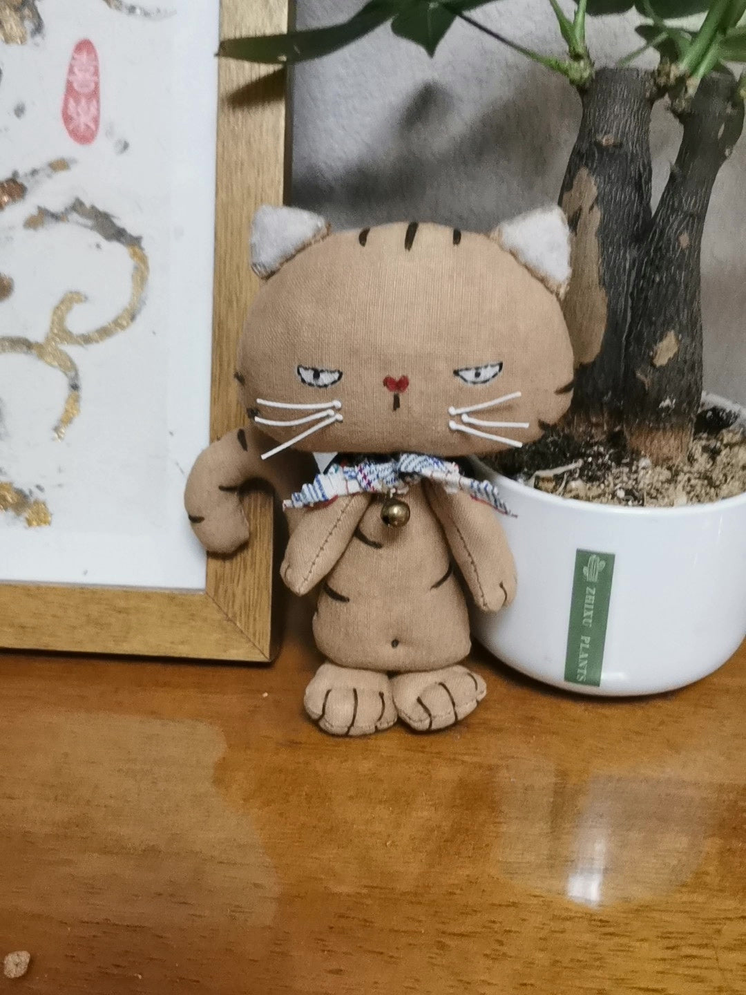 Handgefertigte Katzenfigur aus beigem Leinen
