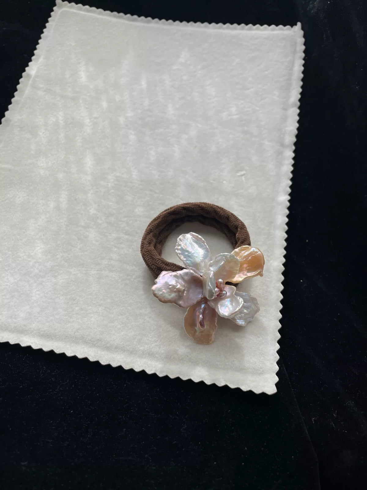 Élastique à cheveux fleur en perles baroques brun