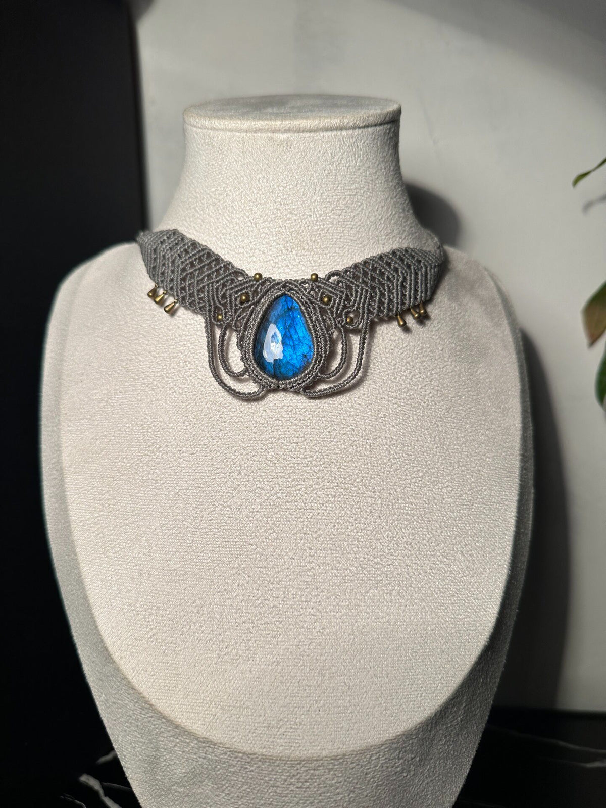 Colar Gargantilha de Macramé com Labradorite Azul em Gota Feito à Mão