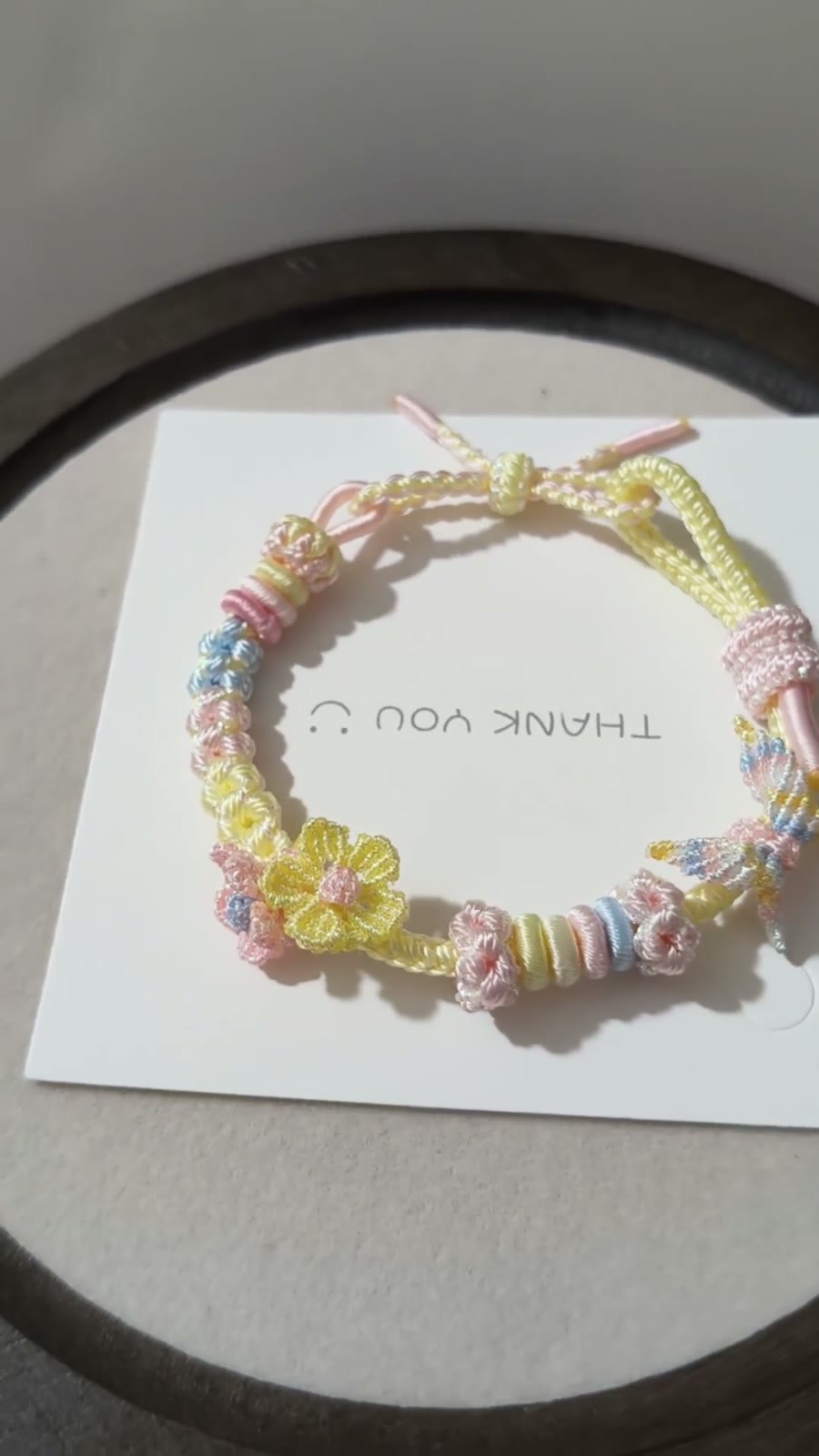 Braccialetto in Cordino Intrecciato a Mano Gradiente Rosa Giallo Blu
