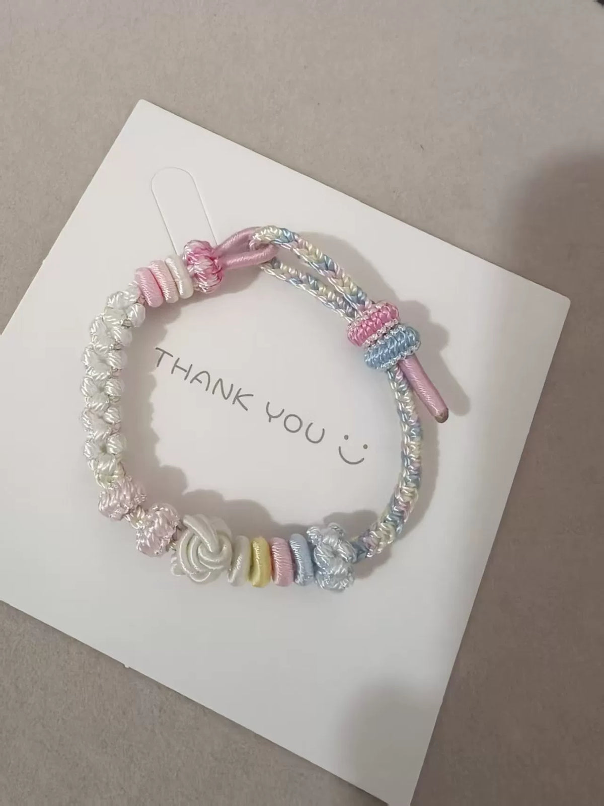 Pulseira de Cordão Tecida à Mão com Gradiente Pastel e Nós em Flor