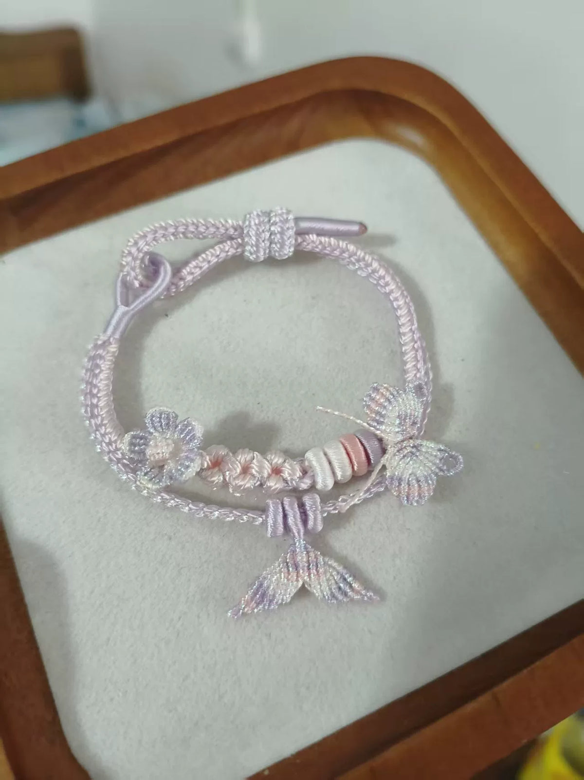 Pulseira Trançada à Mão Gradiente Roxo Rosa com Pingente de Borboleta