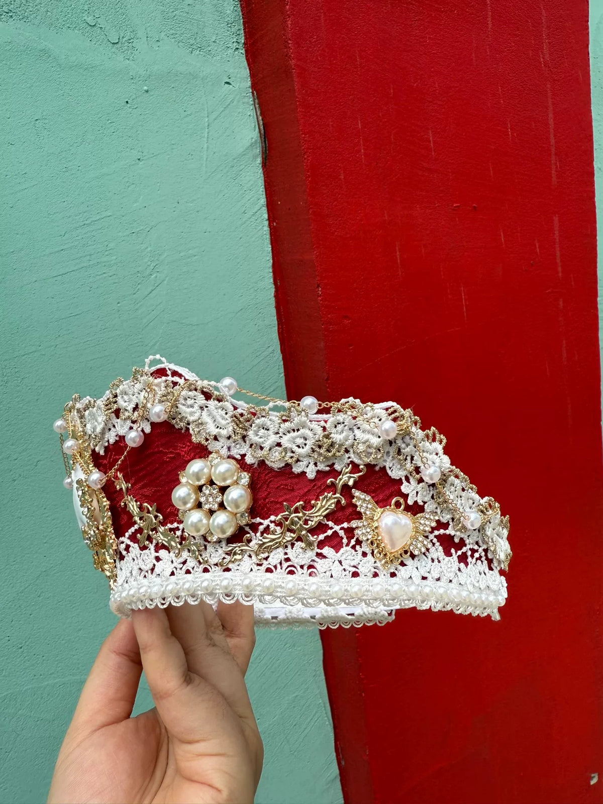 Coroa Tudor Vitoriana Vermelha com Renda