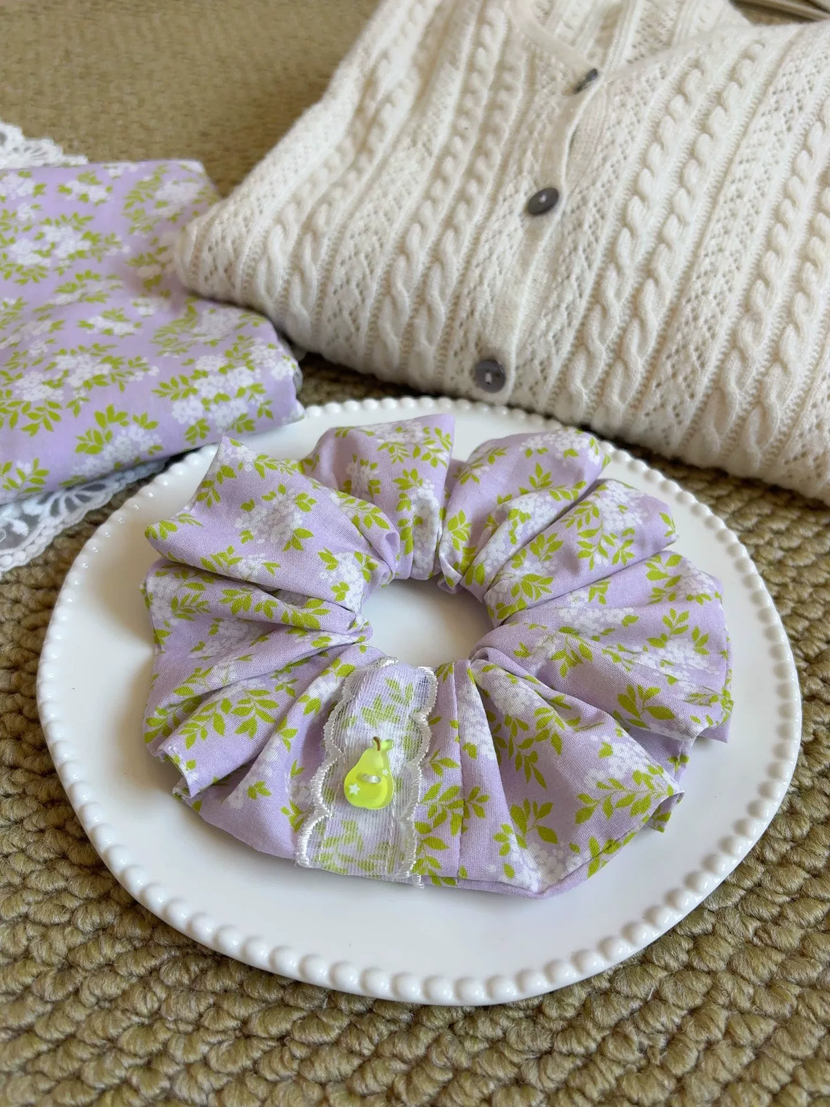 Scrunchie in cotone con fiori di pero lilla