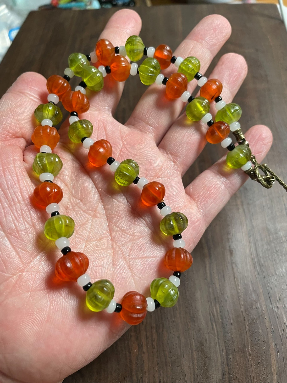 Halskette mit orangefarbenen und grünen Glasperlen