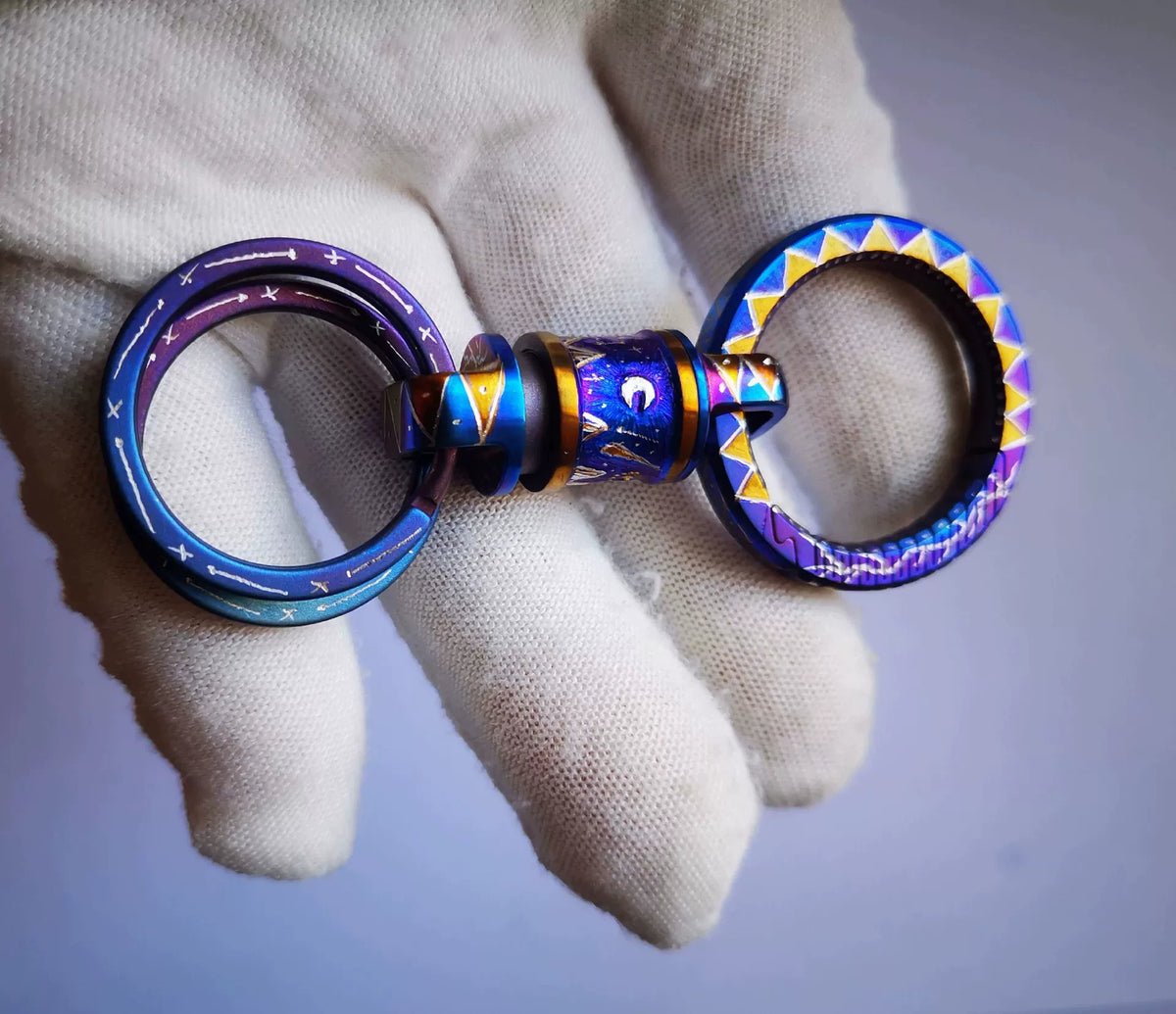 Titan-Fidget-Schlüsselanhänger mit irisierender anodisierter Himmelsgravur