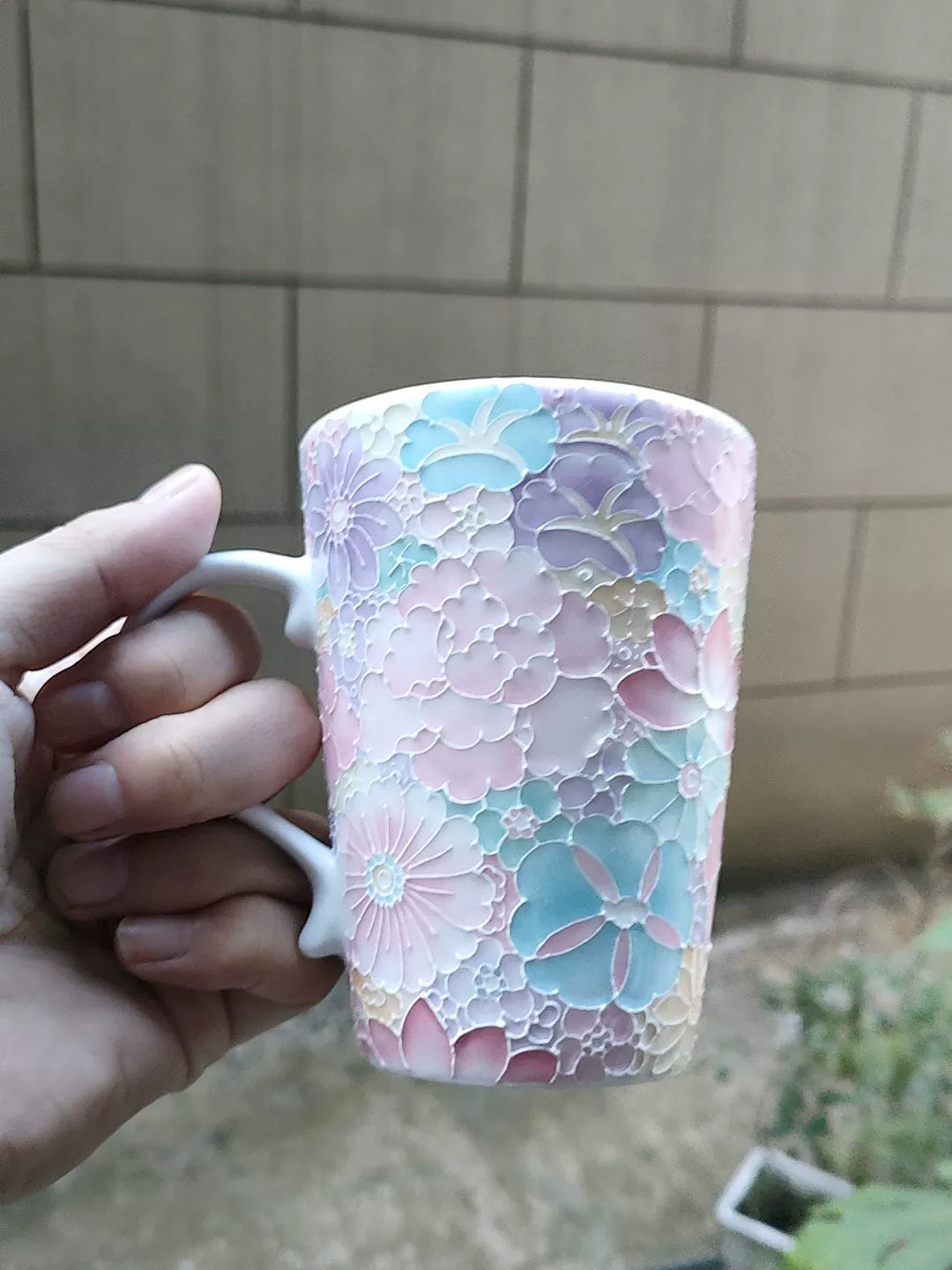 Keramiktasse mit floralem Blumenrelief