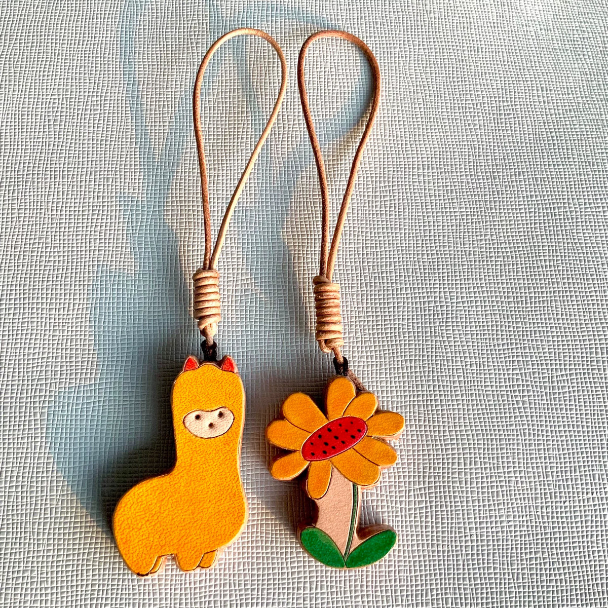 Handmålade lädercharms med alpack och blomma