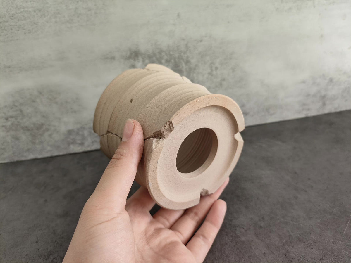 Vasija de Cerámica Tallada a Mano con Relieve