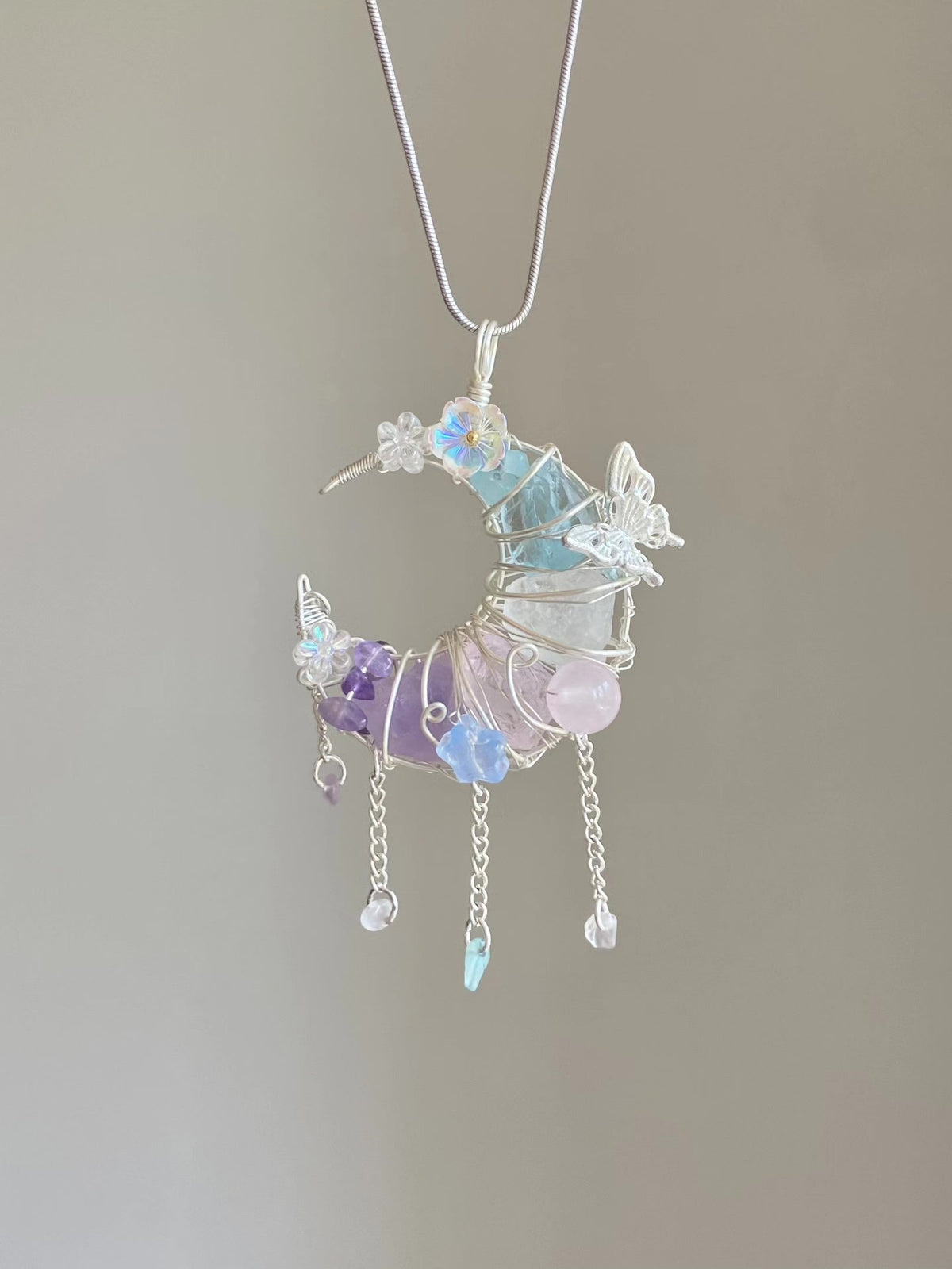 Colar com Pingente de Cristal de Lua Crescente