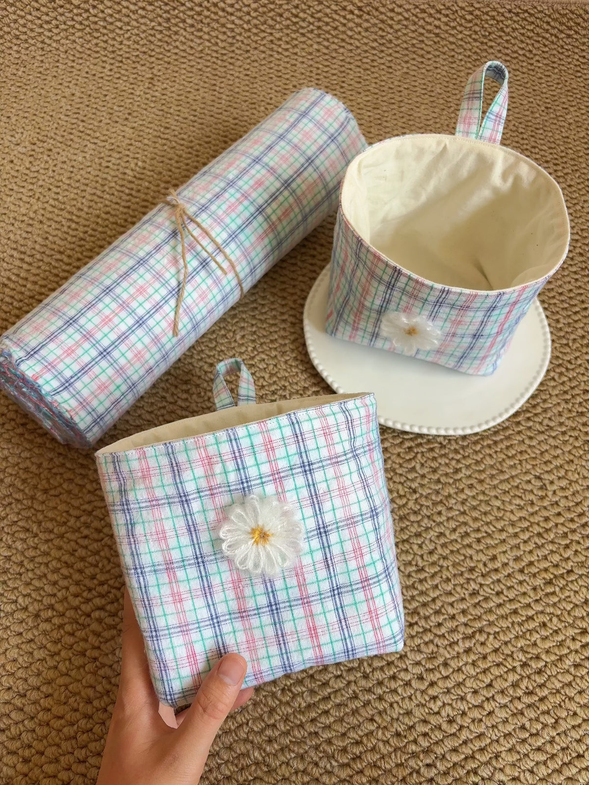 Bolsa colgante de algodón tejido a mano con flor de crochet