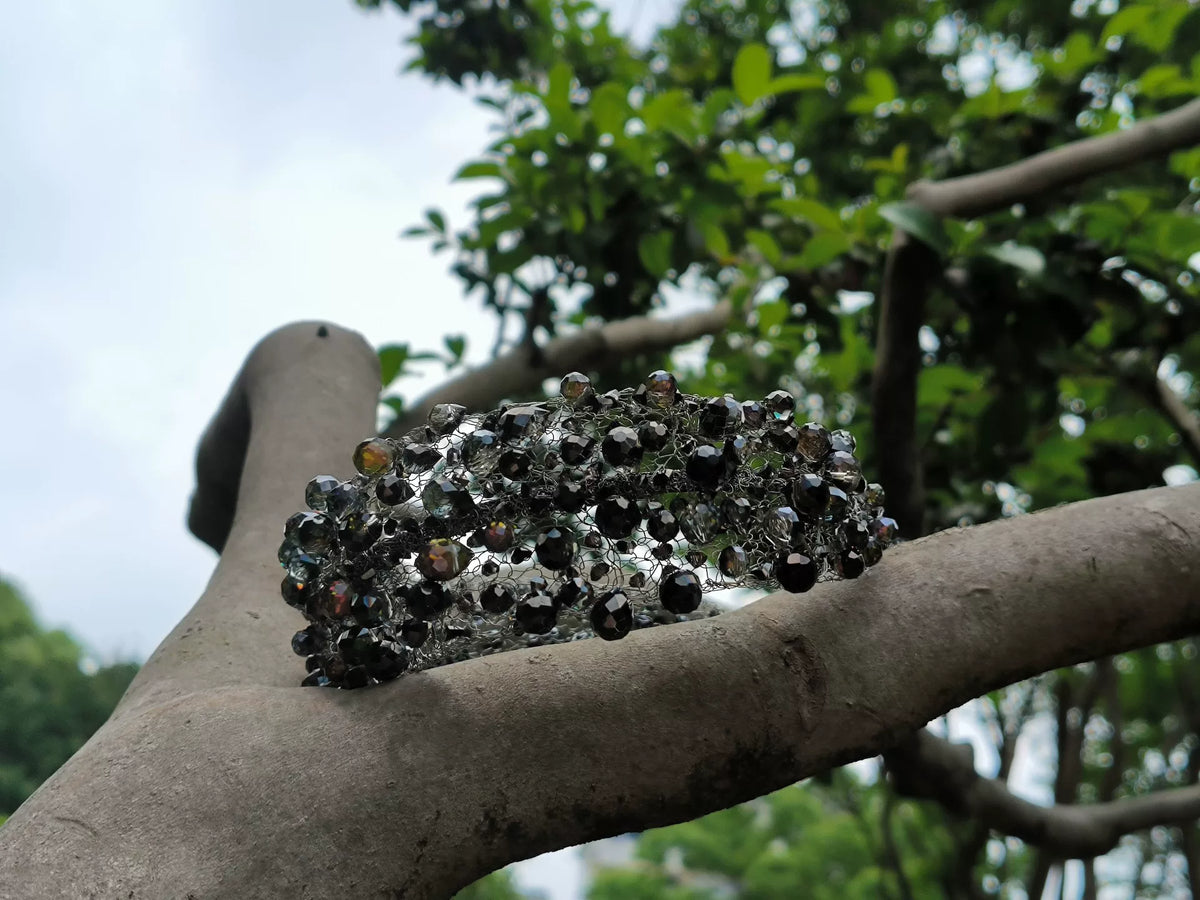 Bandeau large en maille métallique et perles de cristal