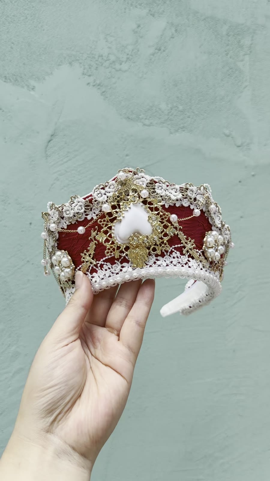 Coroa Tudor Vitoriana Vermelha com Renda