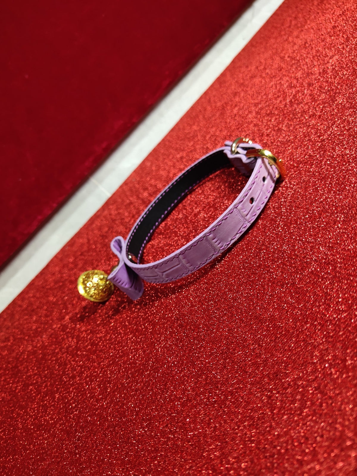 Lila läderhalsband med bambutextur