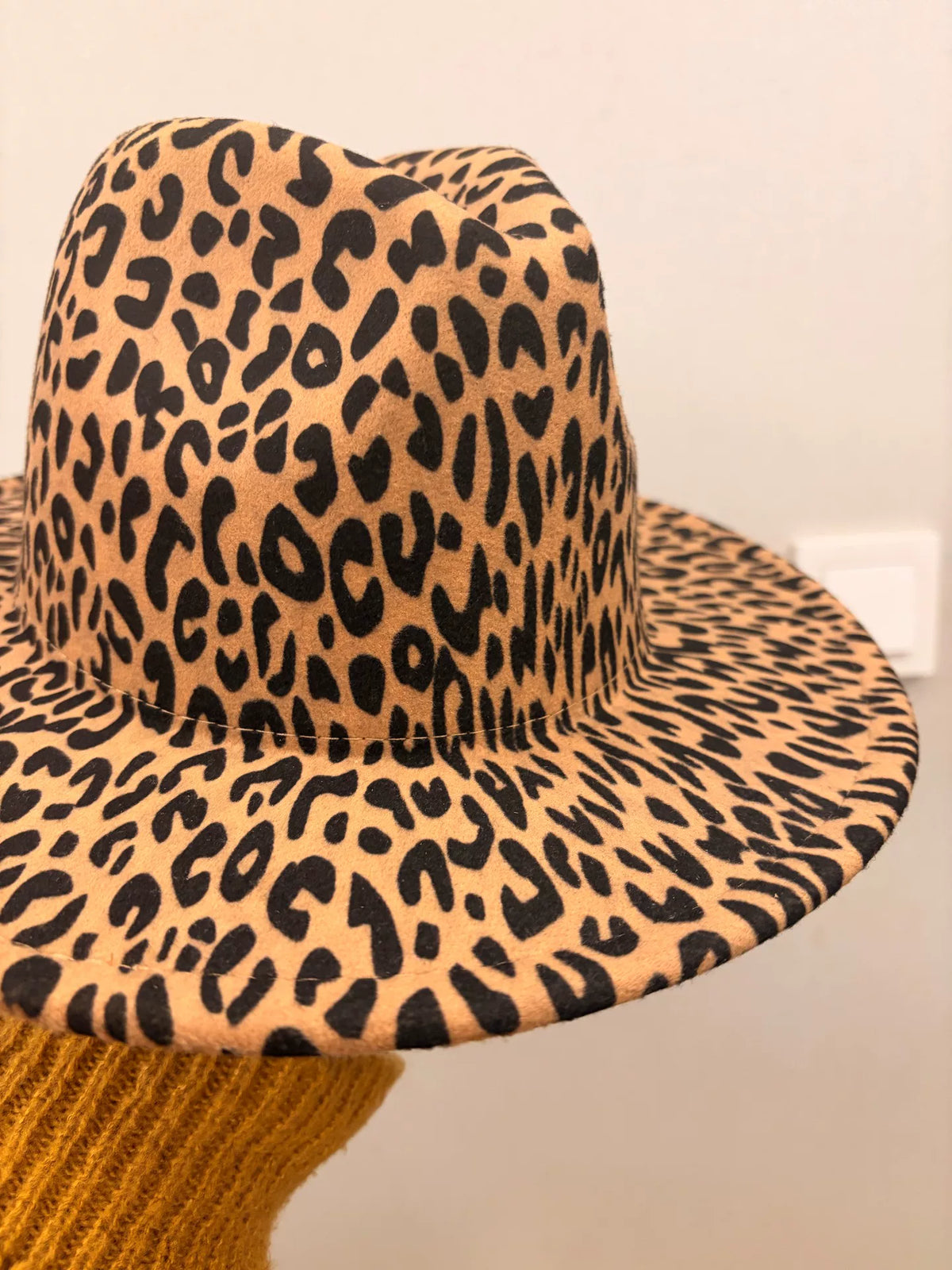 Cappello a tesa larga con stampa leopardo marrone
