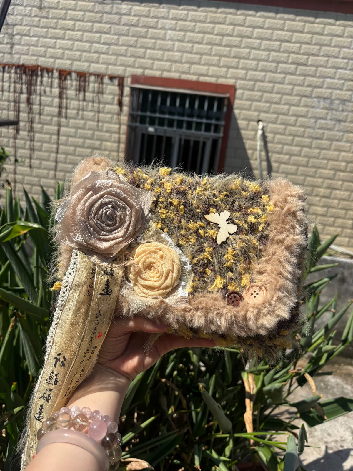 Handgehäkelte Kunstfell-Handtasche