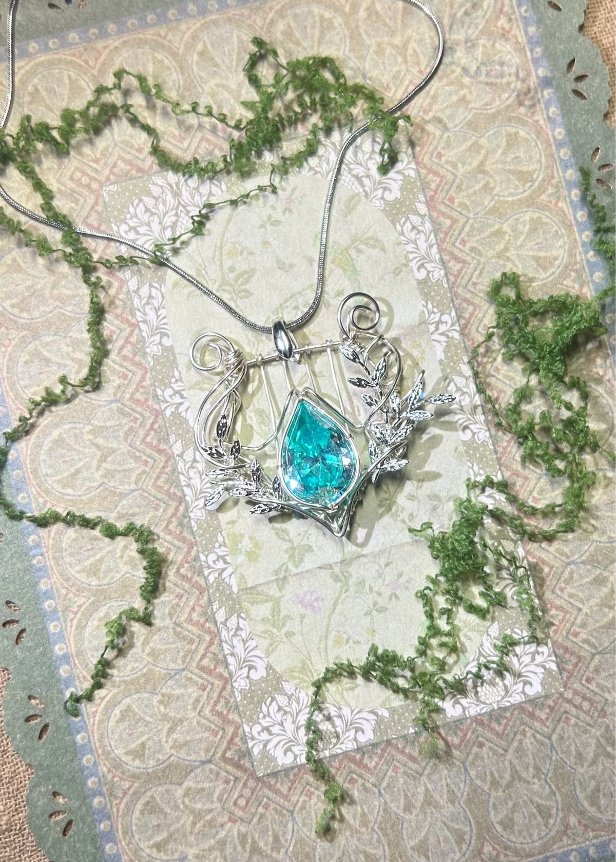 Handgewakte Draad Lyer Hanger Ketting Blauwe Zircon