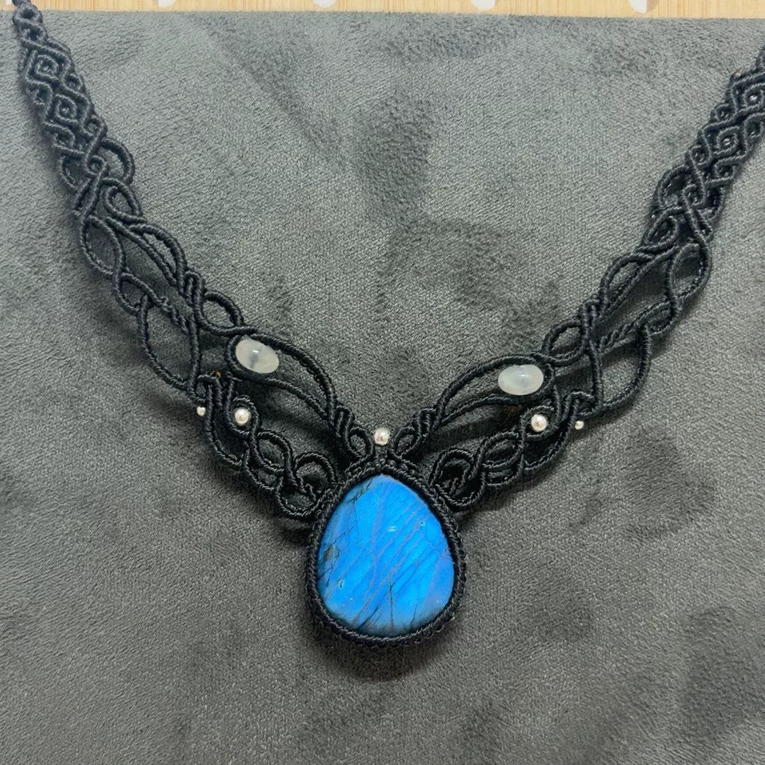 Collana in macramè nera con labradorite