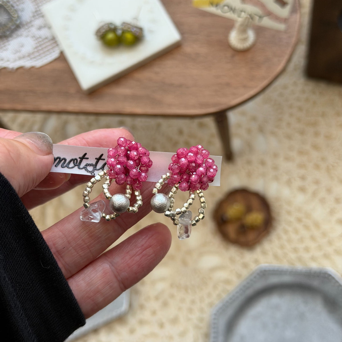 Pendientes de cristal rosa y perla hechos a mano