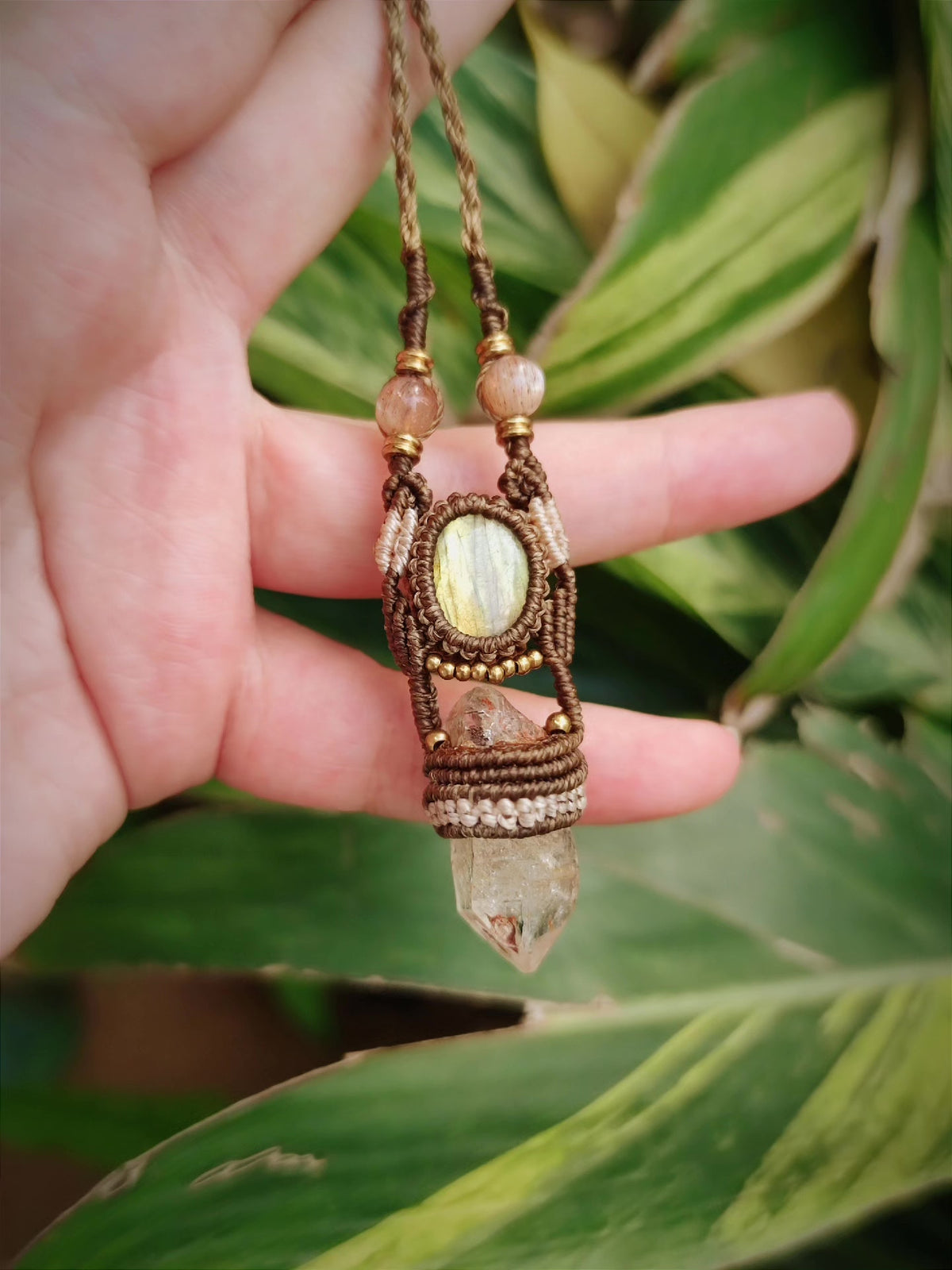 Collana pendente in macramé con punta di cristallo