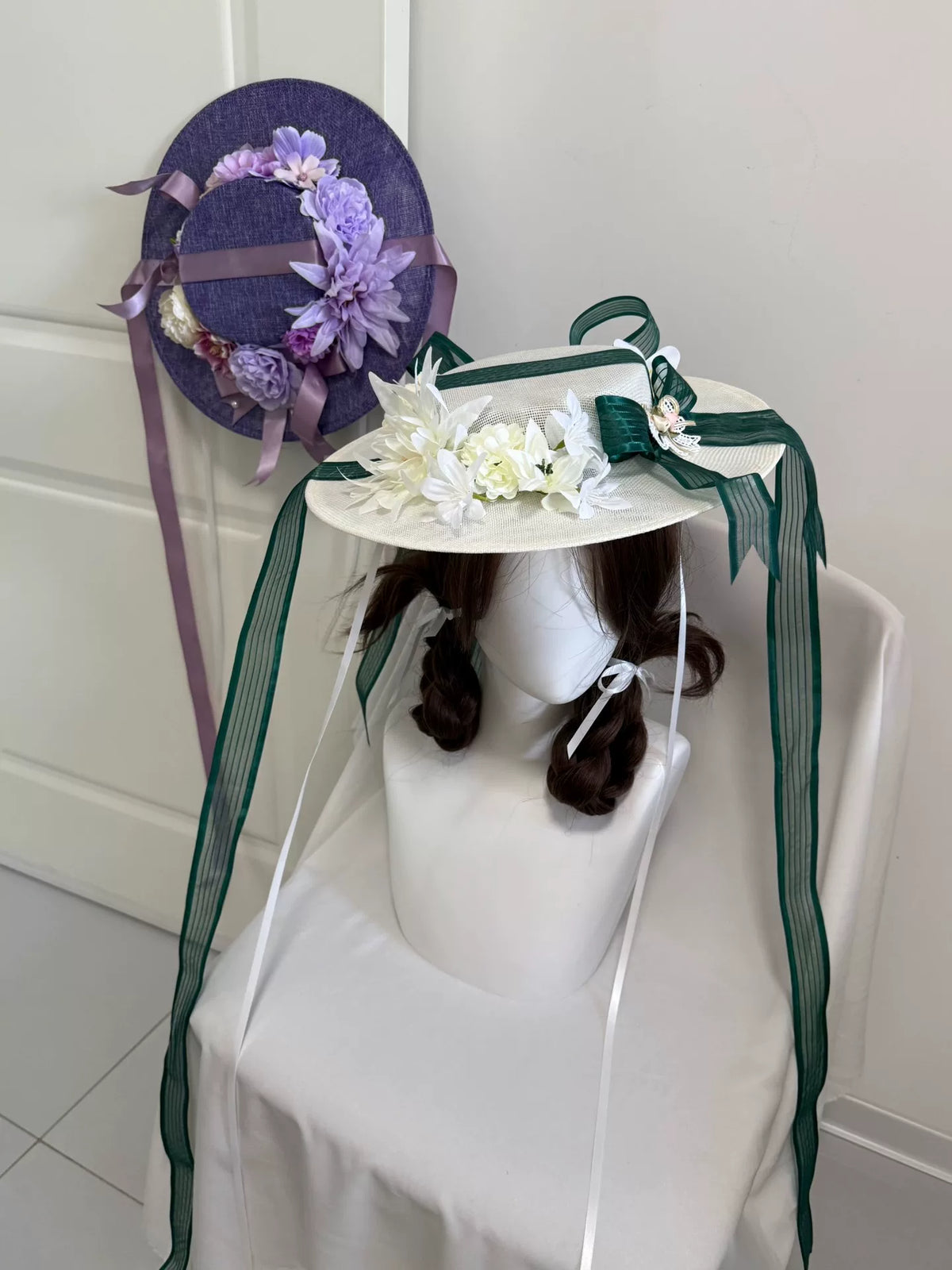 Handgakte violetpaarse platte strohoed met bloemen