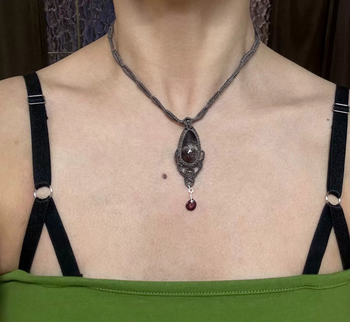 Collana con Pendente in Macramé e Quarzo Phantom Rosso