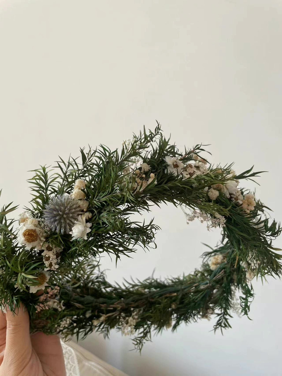 Konserverad blomsterkrans i skogsstil för brudar