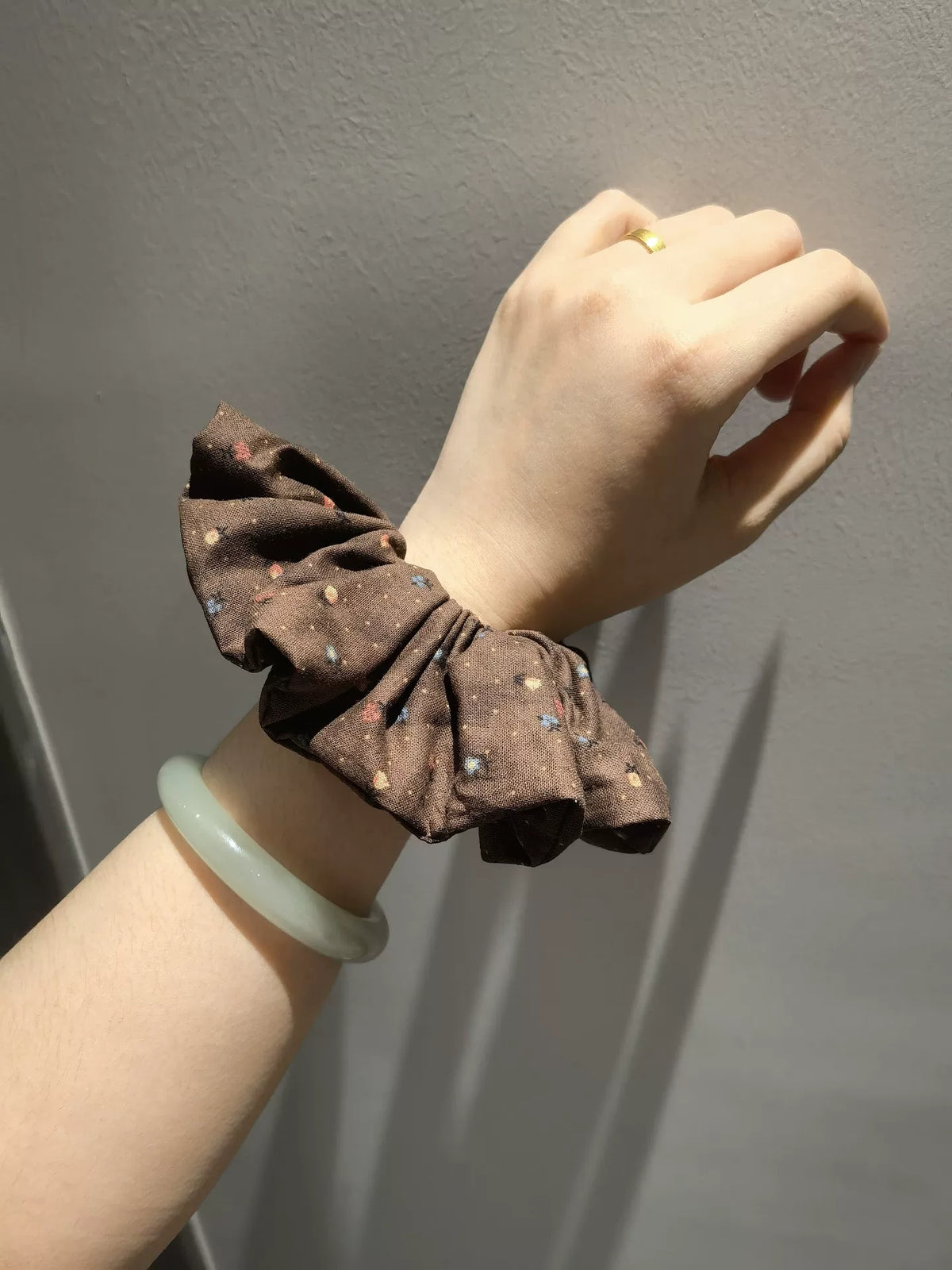 Scrunchie in cotone con fiori marroni fatto a mano