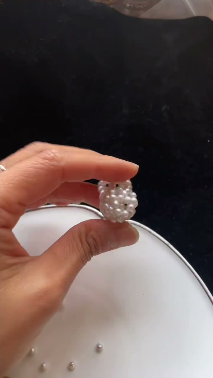 Coração Ornamentado em Pérolas Naturais Entrelaçadas Branco