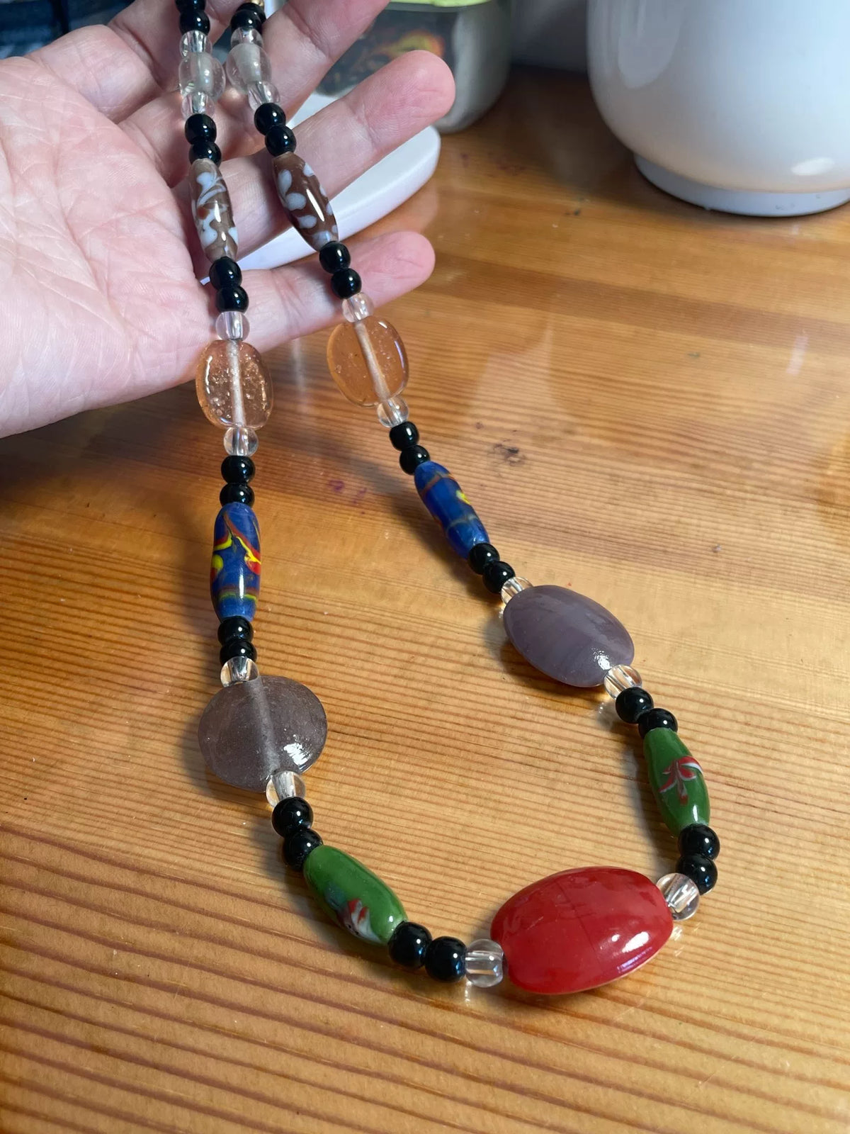 Collar de cuentas de vidrio artesanal con foco ovalado rojo