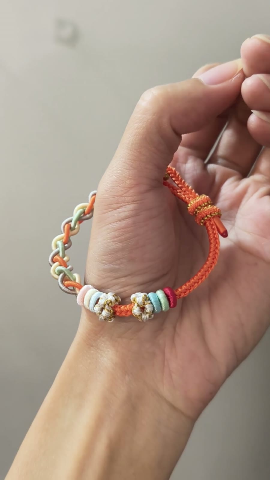 Pulsera de cordón tejida a mano en degradado naranja y gris