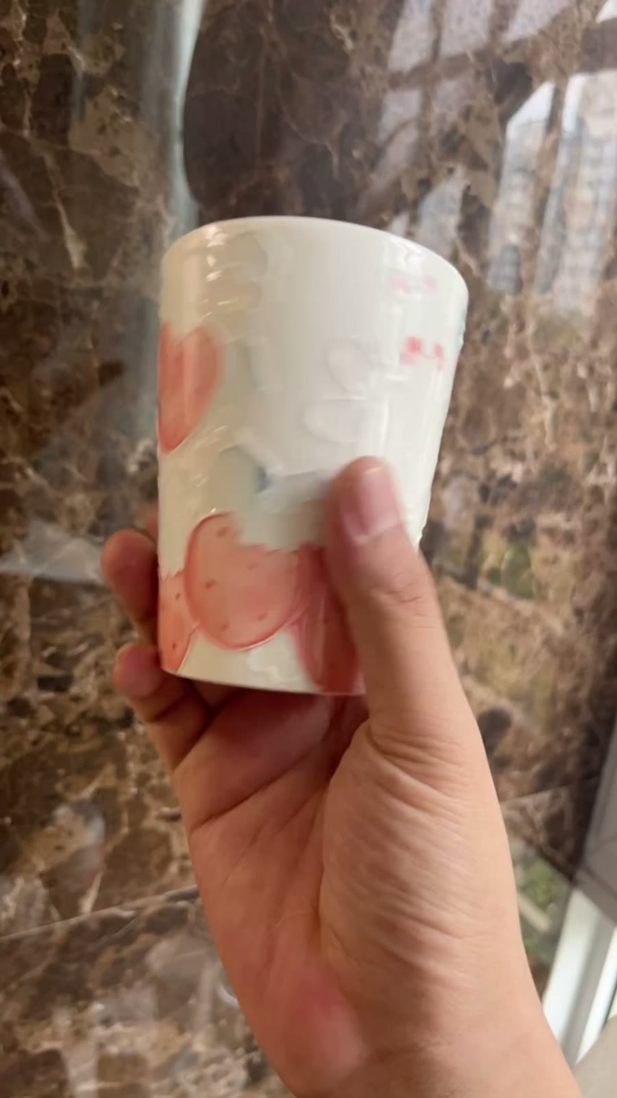 Taza de cerámica pintada a mano con fresa y conejo 300ml