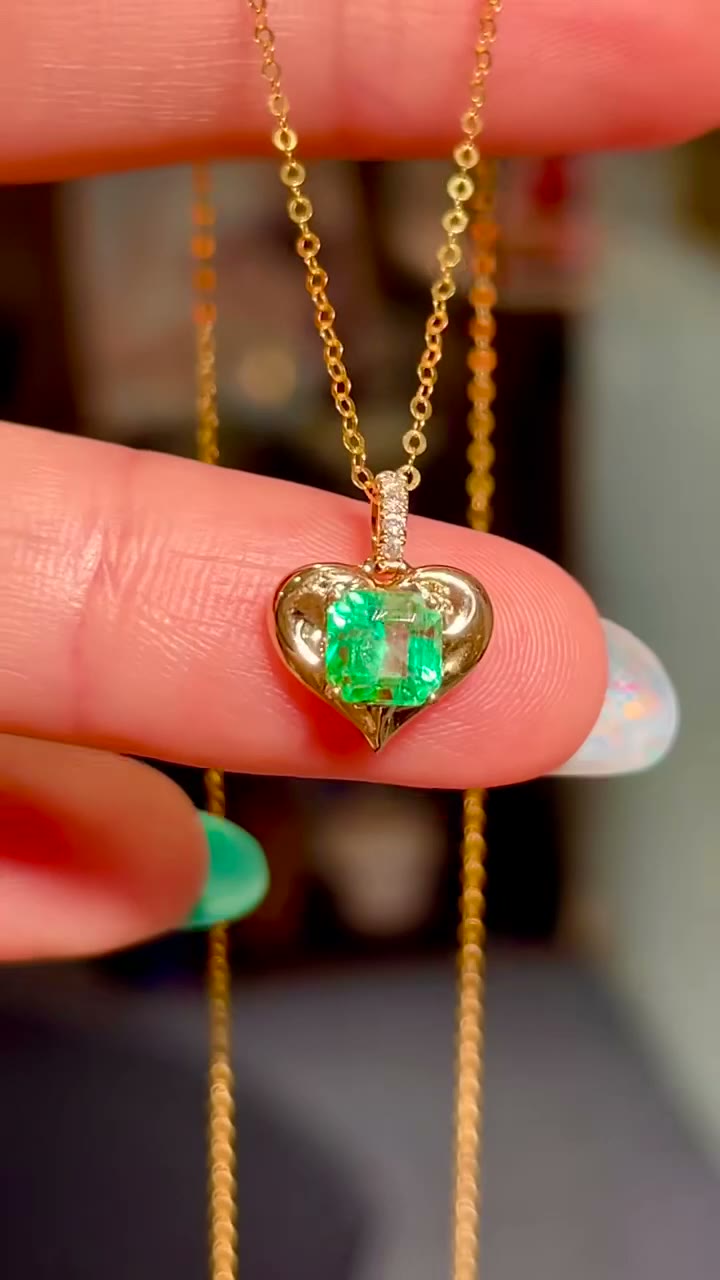 18k Gold Heart Pendant Green Square Gemstone