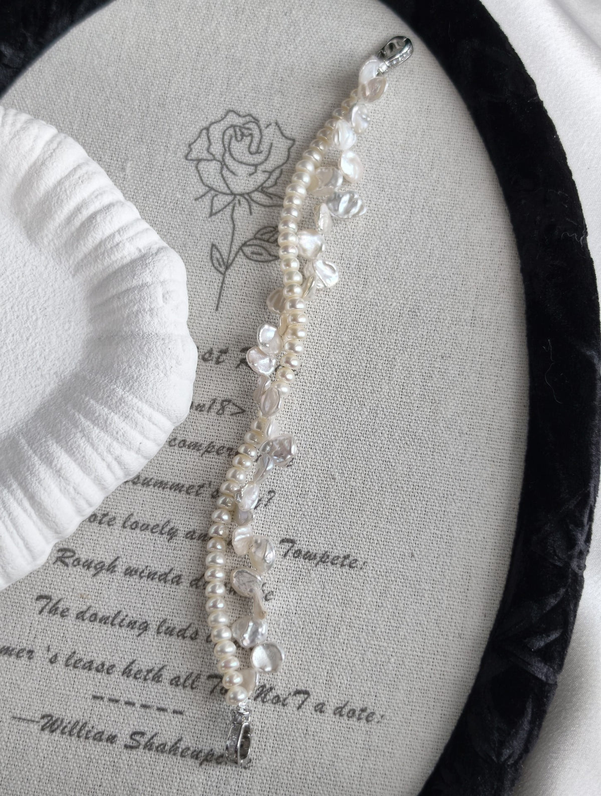 Bracciale a doppio filo con perle barocche d'acqua dolce