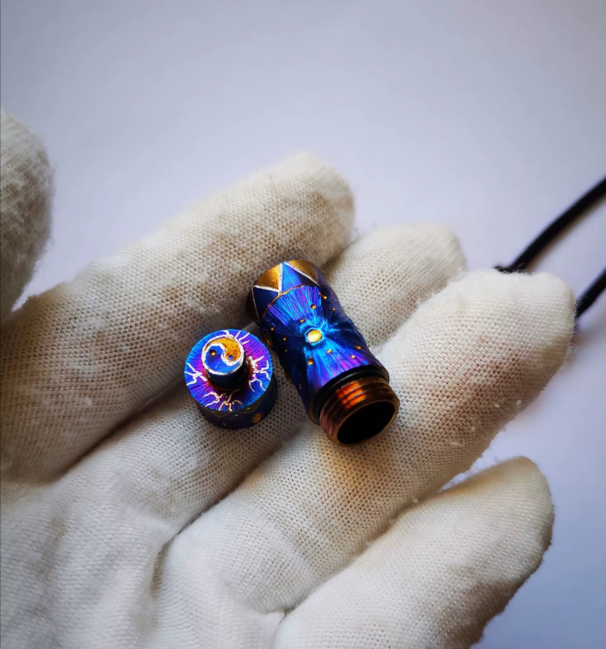 Collier pendentif en titane avec chambre à pilule scellée