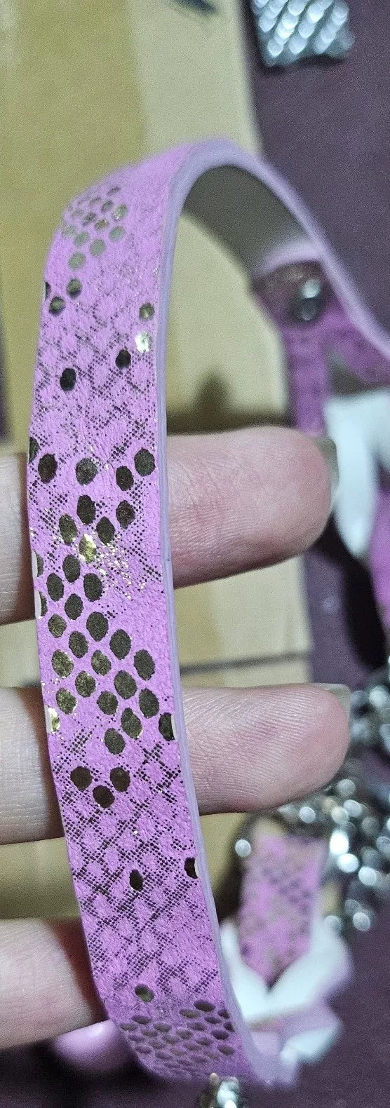 Choker Trançado de Couro Rosa e Padrão Cobra