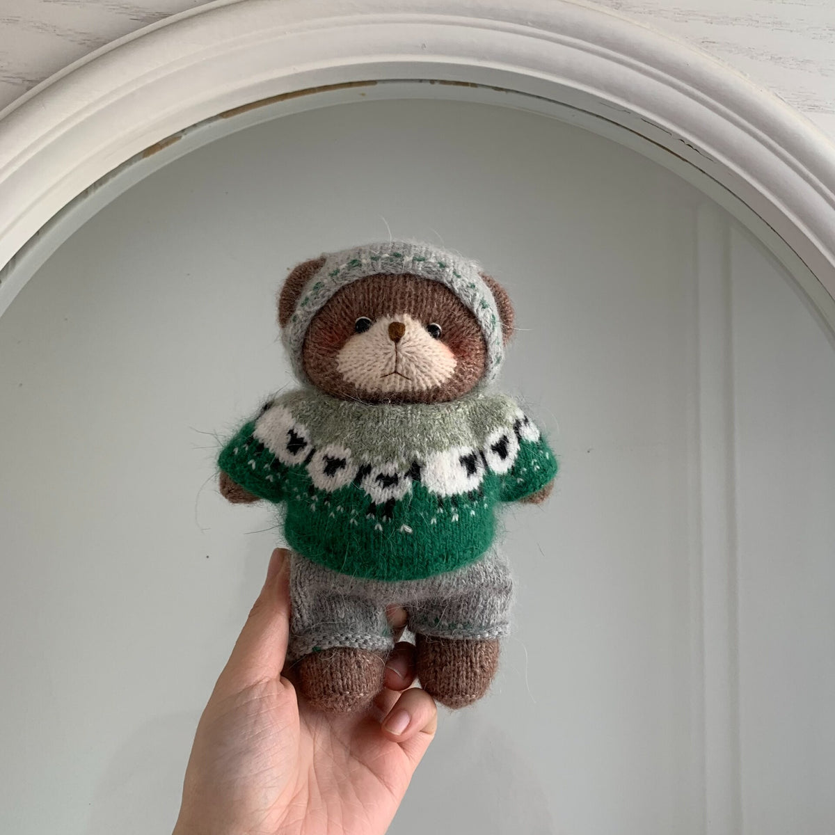 Handgebreide Teddy Beer met Groene Trui