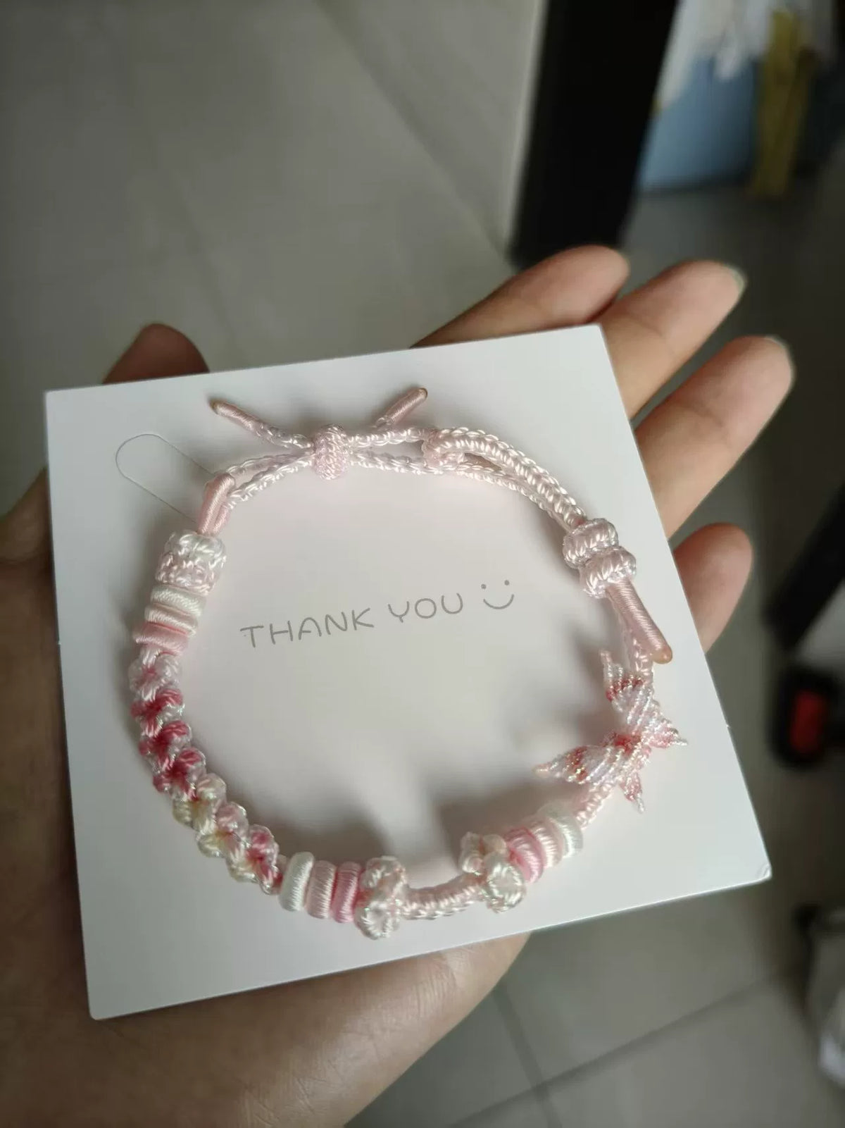 Pulseira Tecida à Mano em Gradiente Rosa e Branco com Pingente de Flor