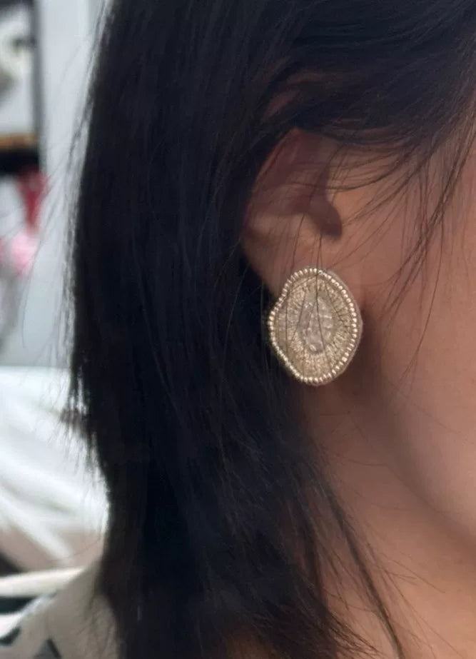 Boucles d'oreilles brodées fleur abstraite argent