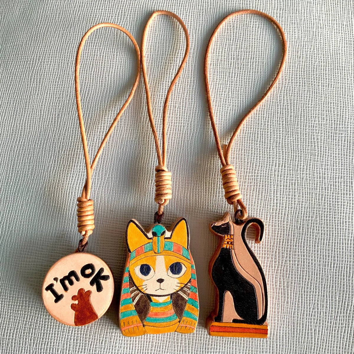 Set di charm in pelle italiana con gatti egizi incisi a mano