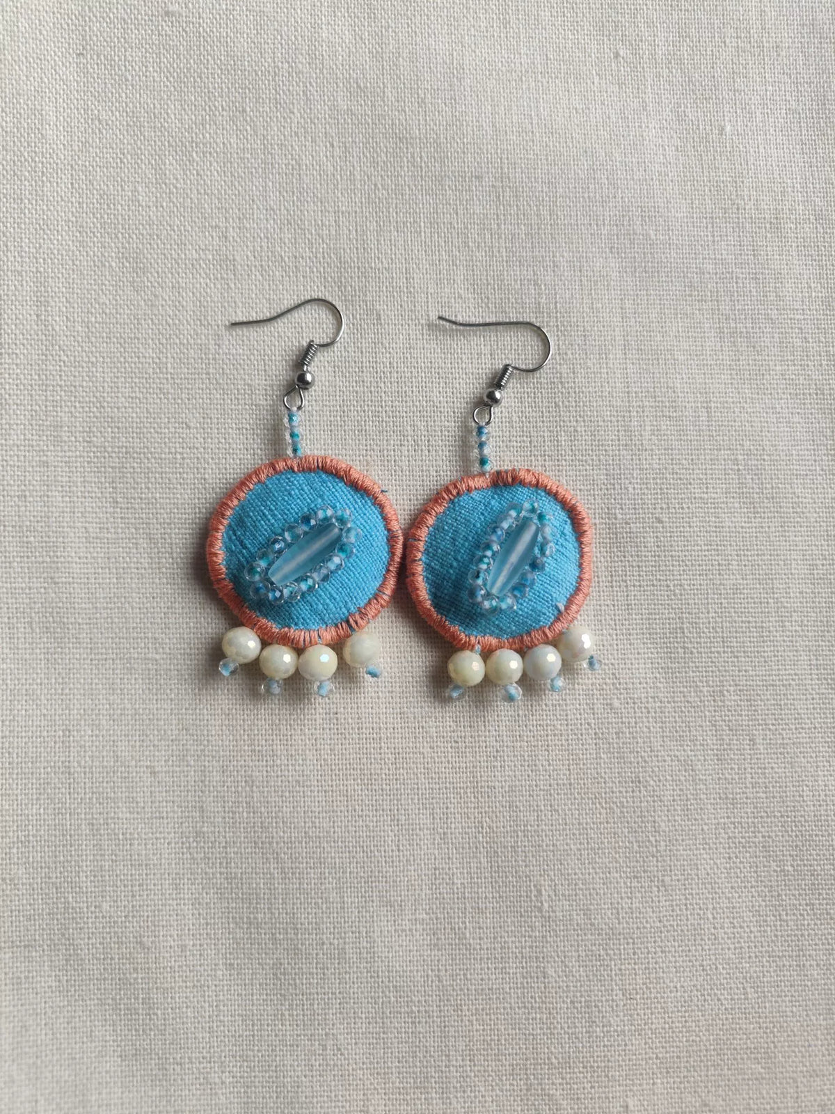 Boucles d'oreilles artisanales en tissu bleu et perles à franges