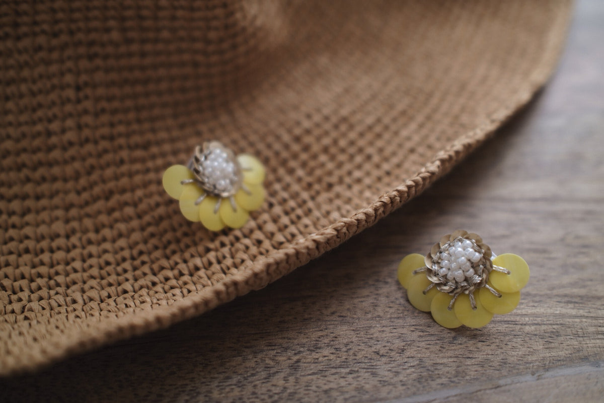 Handgefertigte Vintage-Pailletten-Gänseblümchen-Ohrringe