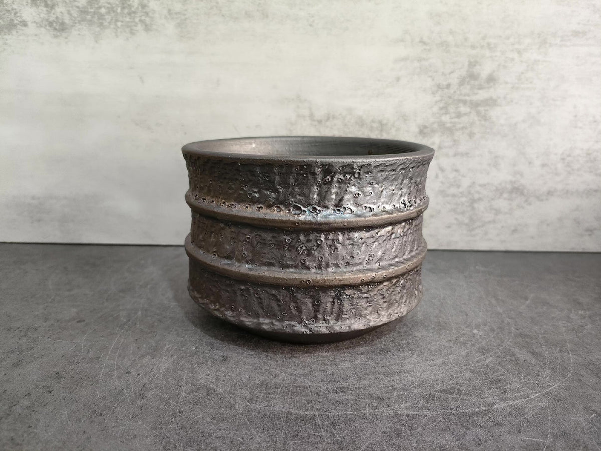 Vaso de cerámica artesanal con textura de corteza