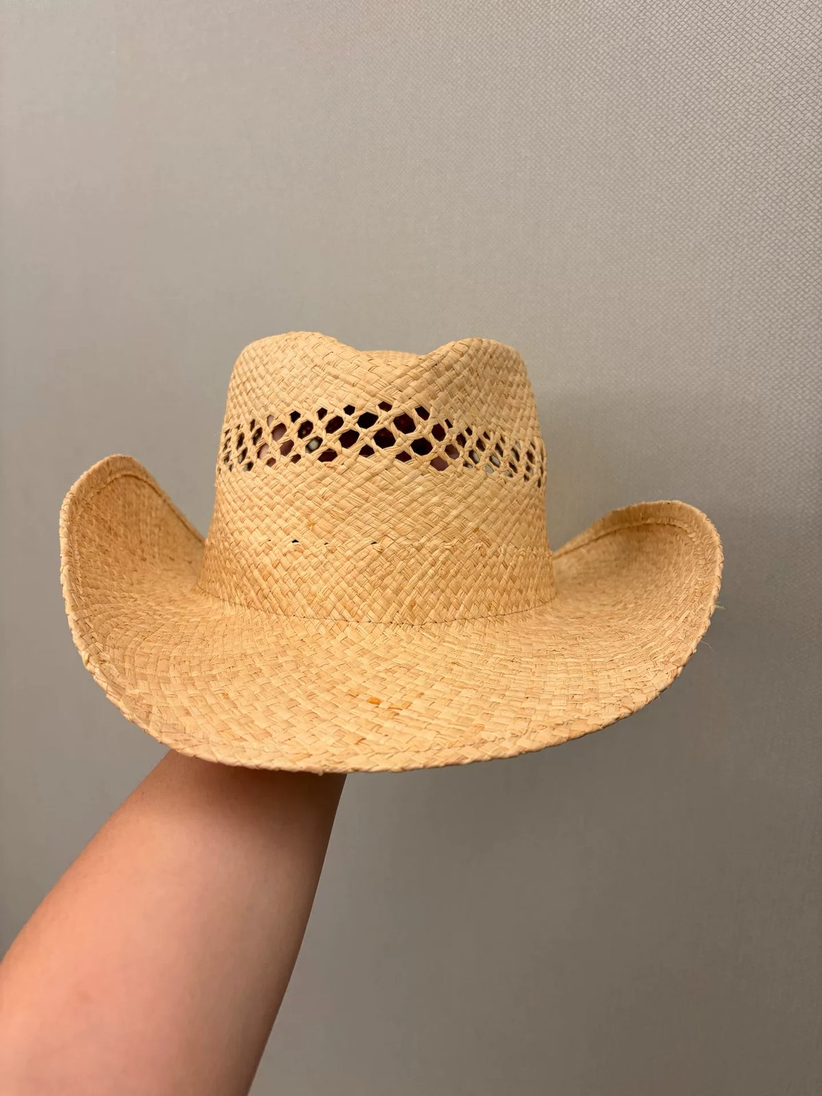Cowboyhatt i raffiastrå med brett brätte