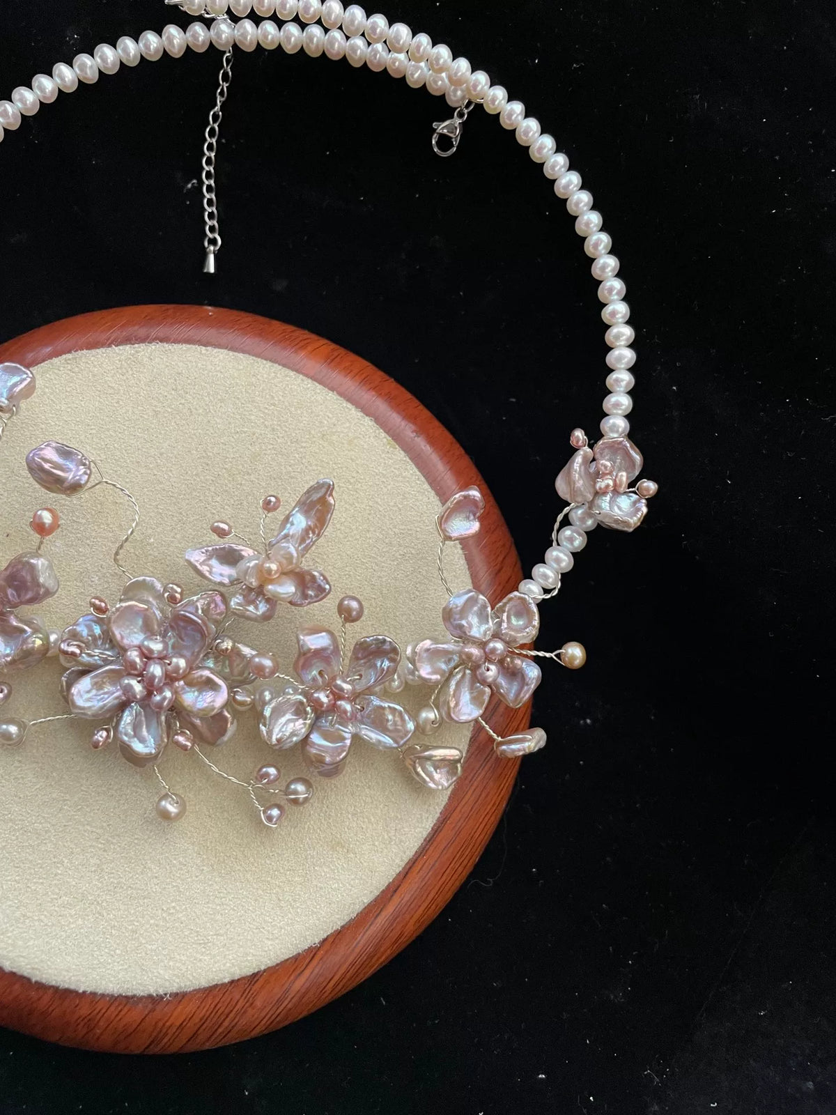 Collana Choker con perle e fiori fatta a mano