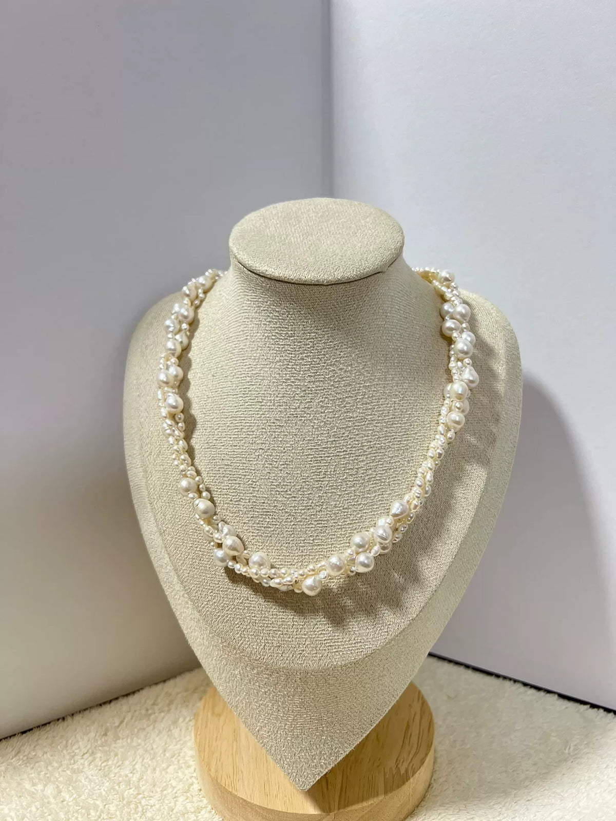 Collier superposé de perles baroques d'eau douce