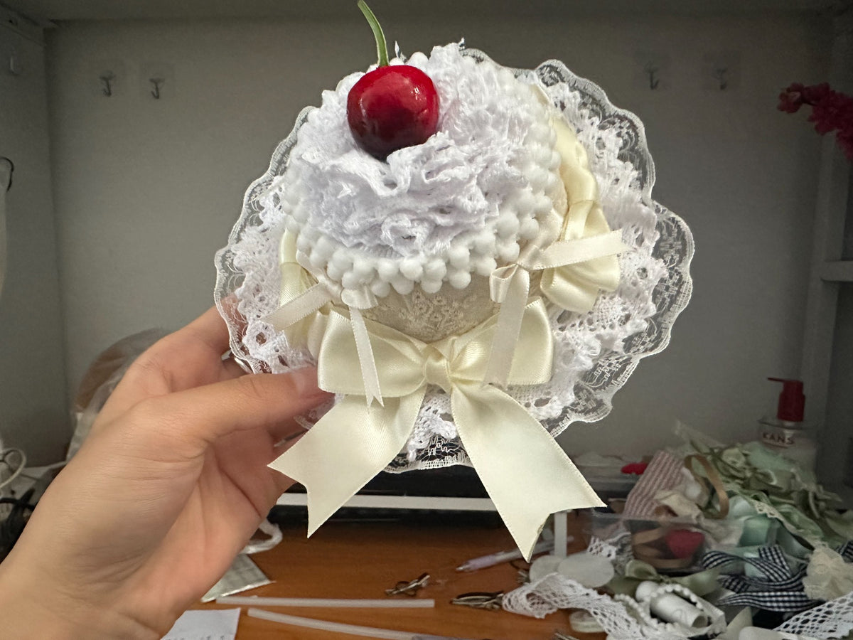 Lolita-Mini-Hut aus weißer Spitze im Cupcake-Design